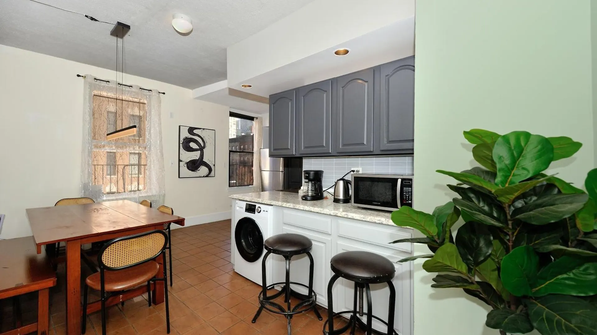 5 Bedroom 2 Bath Full Floor Midtown New York
