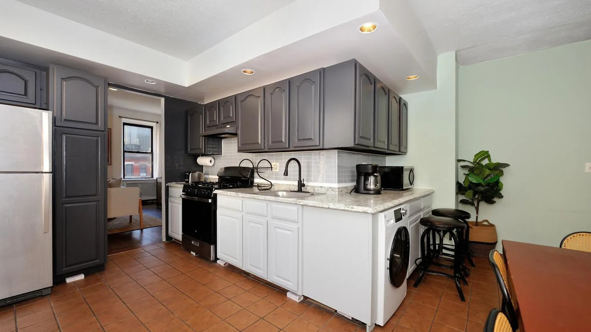 5 Bedroom 2 Bath Full Floor Midtown 纽约 0*,  美国